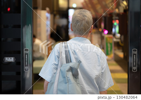 パチンコ店で遊ぶ男性 130482064