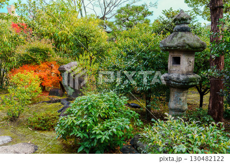 京都　渉成園　蘆菴の露地庭園 130482122