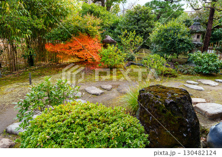 京都　渉成園　蘆菴の露地庭園 130482124