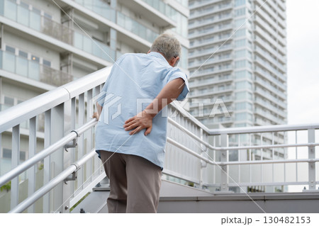 階段を登るシニア男性 130482153