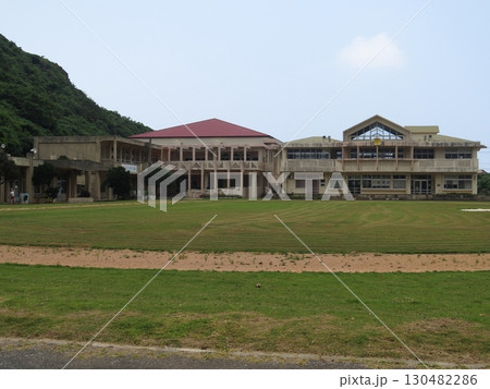 沖縄県国頭村　奥小学校校庭 130482286