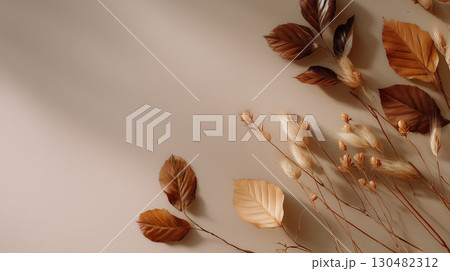 秋色のボタニカルアート風背景｜優しいベージュに映える落ち着いたリーフデザイン 130482312