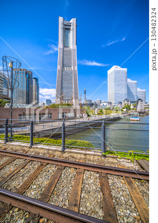 日本の横浜都市景観珍景レールがむき出しに…汽車道から横浜ランドマークタワーや賑わう日本丸…などを望む 日本の横浜都市景観珍景レールがむき出しに…汽車道から横浜ランドマークタワーや賑わう日本丸…などを望む 130482324
