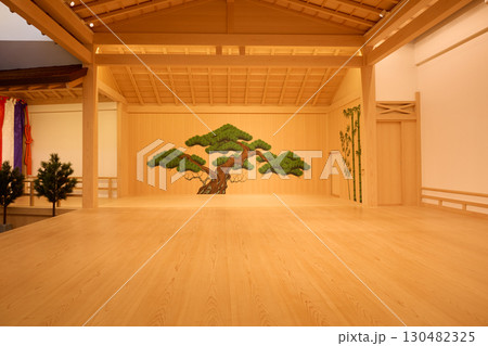 伝統的な能楽堂の能舞台 130482325