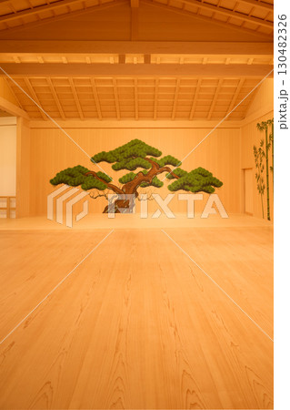 伝統的な能楽堂の能舞台 130482326