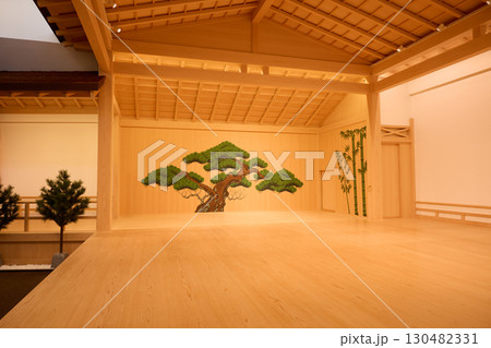 伝統的な能楽堂の能舞台 伝統的な能楽堂の能舞台 130482331
