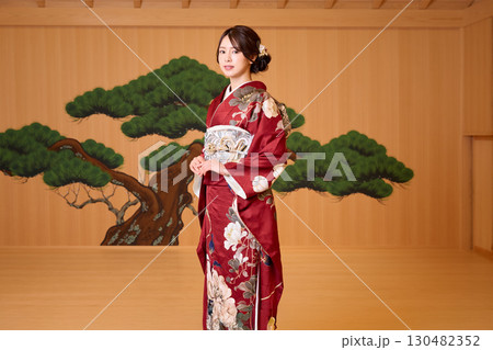 能舞台に立つ振袖姿の日本人女性 130482352
