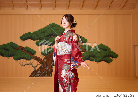 能舞台に立つ振袖姿の日本人女性 130482358