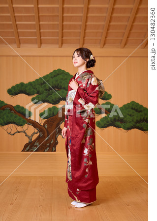 能舞台に立つ振袖姿の日本人女性 130482360