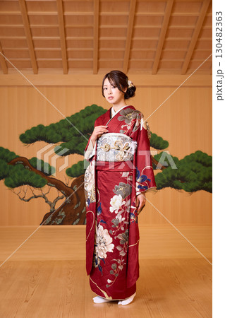 能舞台に立つ振袖姿の日本人女性 130482363