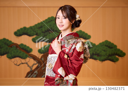 能舞台に立つ振袖姿の日本人女性 130482371