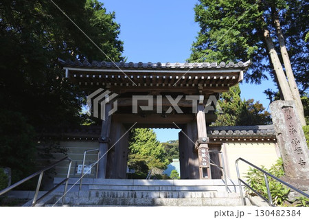 鎌倉にある臨済宗建長寺派浄明寺の山門 130482384