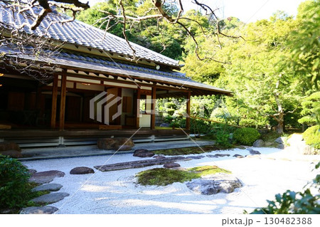 鎌倉にある臨済宗建長寺派浄明寺の茶室・喜泉庵の枯山水の庭園 鎌倉にある臨済宗建長寺派浄明寺の茶室・喜泉庵の枯山水の庭園 130482388
