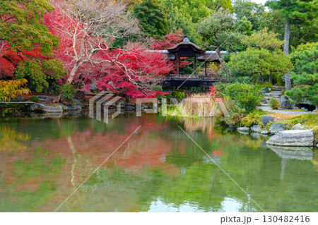 京都 渉成園 印月池の回棹廊 京都 渉成園 印月池の回棹廊 130482416