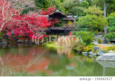 京都　渉成園　印月池の回棹廊 130482417