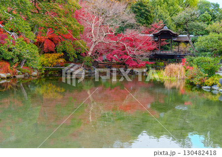京都 渉成園 印月池の回棹廊 京都 渉成園 印月池の回棹廊 130482418