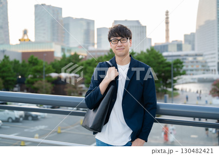 笑顔の男性 130482421