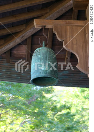 鎌倉にある臨済宗建長寺派浄明寺の本堂にある鐘楼 130482429