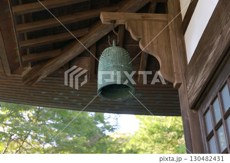 鎌倉にある臨済宗建長寺派浄明寺の本堂にある鐘楼 鎌倉にある臨済宗建長寺派浄明寺の本堂にある鐘楼 130482431