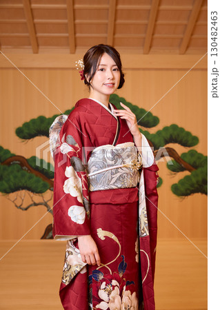 能舞台に立つ振袖姿の日本人女性 130482463