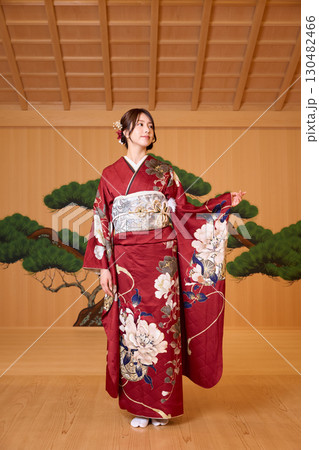 能舞台に立つ振袖姿の日本人女性 130482466