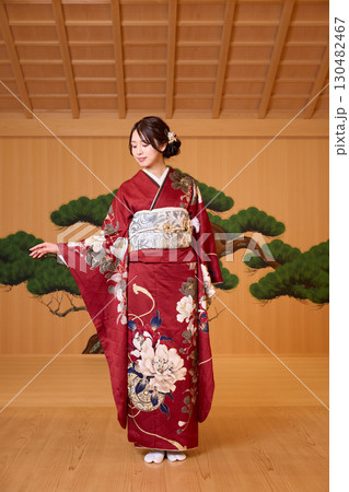 能舞台に立つ振袖姿の日本人女性 能舞台に立つ振袖姿の日本人女性 130482467