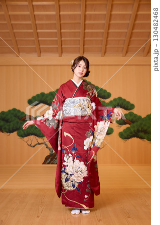 能舞台に立つ振袖姿の日本人女性 130482468