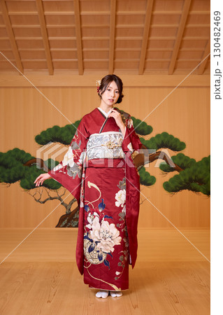 能舞台に立つ振袖姿の日本人女性 130482469
