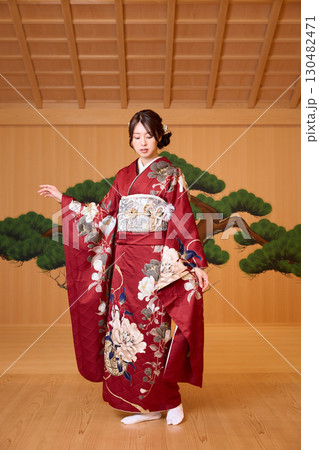 能舞台に立つ振袖姿の日本人女性 能舞台に立つ振袖姿の日本人女性 130482471