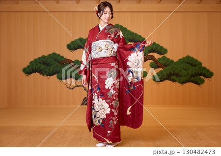 能舞台に立つ振袖姿の日本人女性 能舞台に立つ振袖姿の日本人女性 130482473