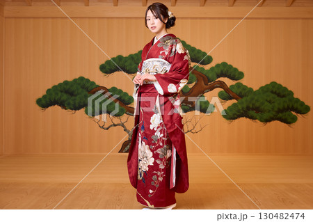 能舞台に立つ振袖姿の日本人女性 130482474