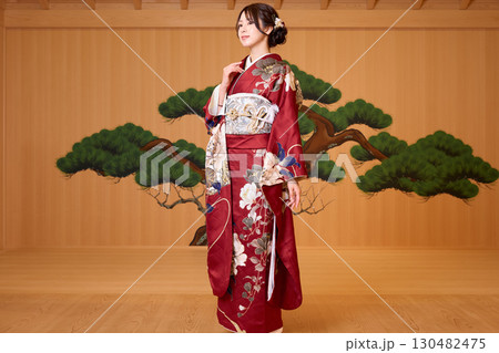 能舞台に立つ振袖姿の日本人女性 130482475