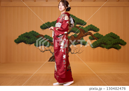 能舞台に立つ振袖姿の日本人女性 130482476