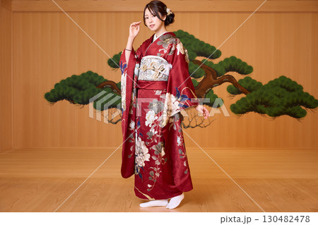 能舞台に立つ振袖姿の日本人女性 130482478