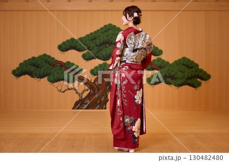 能舞台に立つ振袖姿の日本人女性 130482480