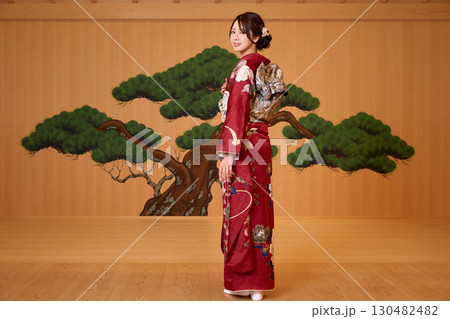 能舞台に立つ振袖姿の日本人女性 130482482