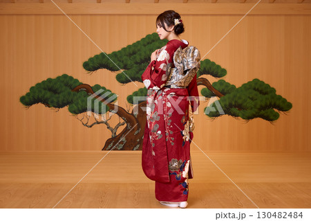 能舞台に立つ振袖姿の日本人女性 能舞台に立つ振袖姿の日本人女性 130482484