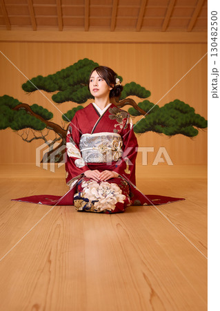 能舞台に立つ振袖姿の日本人女性 130482500