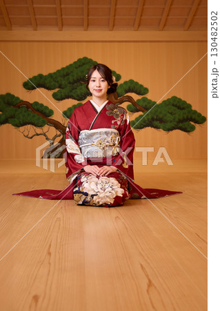 能舞台に立つ振袖姿の日本人女性 130482502