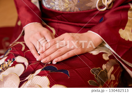 能舞台に立つ振袖姿の日本人女性 能舞台に立つ振袖姿の日本人女性 130482513
