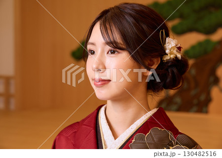 能舞台に立つ振袖姿の日本人女性 130482516