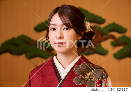能舞台に立つ振袖姿の日本人女性 能舞台に立つ振袖姿の日本人女性 130482517