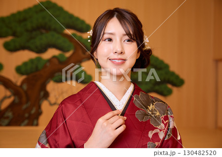 能舞台に立つ振袖姿の日本人女性 能舞台に立つ振袖姿の日本人女性 130482520