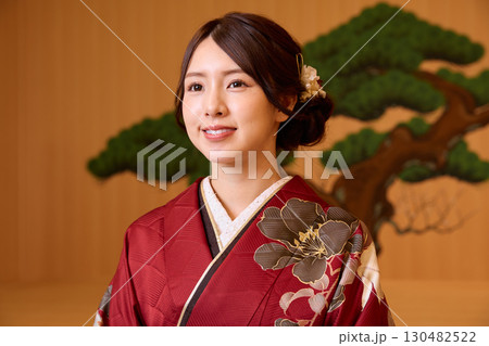 能舞台に立つ振袖姿の日本人女性 130482522
