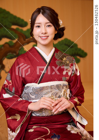 能舞台に立つ振袖姿の日本人女性 能舞台に立つ振袖姿の日本人女性 130482526