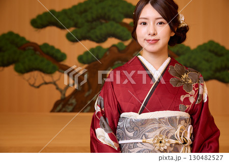 能舞台に立つ振袖姿の日本人女性 能舞台に立つ振袖姿の日本人女性 130482527