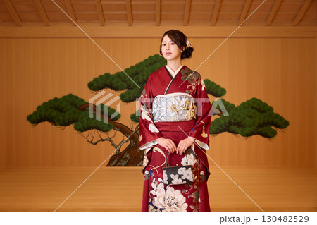 能舞台に立つ振袖姿の日本人女性 130482529