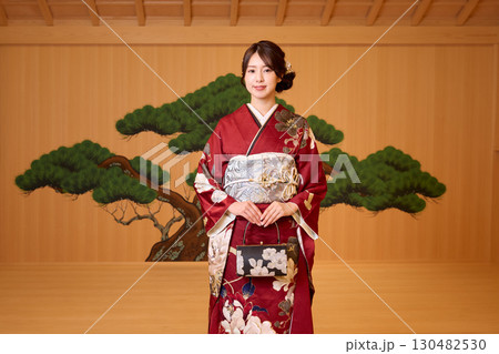 能舞台に立つ振袖姿の日本人女性 130482530