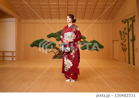 能舞台に立つ振袖姿の日本人女性 130482531