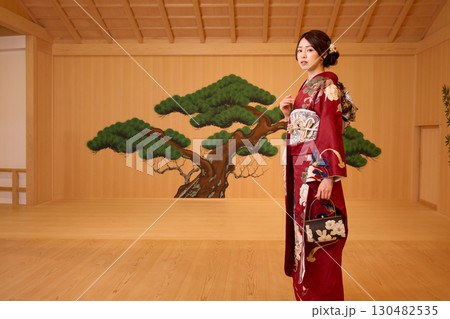 能舞台に立つ振袖姿の日本人女性 130482535